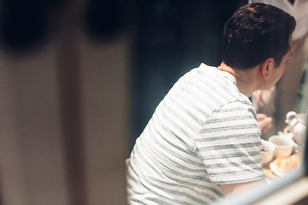 포토 JPG 주간 외국인 남자 맨라이프 한명 앉기 상반신 20대 성인 야외 옆모습 정원 식사 브런치 성인남자한명만 혼족 국내포토 자연요소 1 라이프스타일 뷰포인트 모션 사람 인종 청년 싱글라이프 남자한명만 성인남자만 파일형식