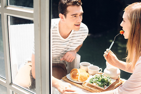 포토 JPG 주간 외국인 커플 여자 남자 커플라이프 사랑 앉기 상반신 20대 성인 야외 두명 앞모습 옆모습 마주보기 정원 식사 다정 창가 브런치 성인만 국내포토 자연요소 라이프스타일 감정 뷰포인트 컨셉 창문 관계 모션 사람 인종 청년 파일형식