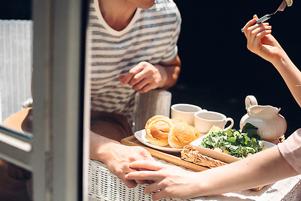 포토 JPG 주간 외국인 커플 여자 남자 커플라이프 사랑 앉기 상반신 20대 성인 야외 두명 옆모습 정원 손잡기 식사 다정 창가 브런치 성인만 국내포토 자연요소 라이프스타일 감정 뷰포인트 컨셉 창문 관계 모션 사람 인종 청년 파일형식