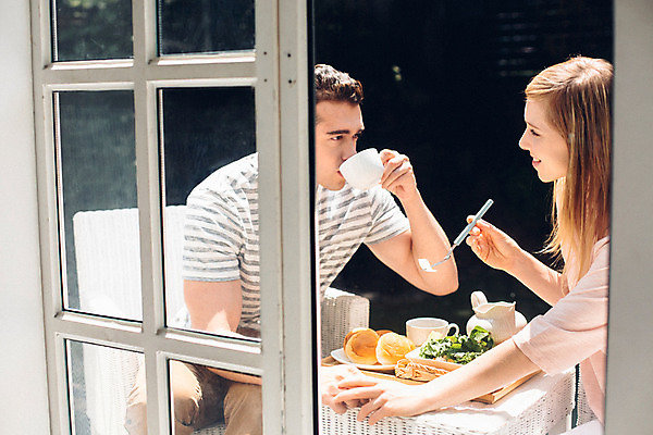 포토 JPG 주간 외국인 커플 여자 남자 커플라이프 사랑 앉기 상반신 20대 성인 야외 두명 옆모습 마주보기 정원 식사 다정 창가 브런치 성인만 국내포토 자연요소 라이프스타일 감정 뷰포인트 컨셉 창문 관계 모션 사람 인종 청년 파일형식