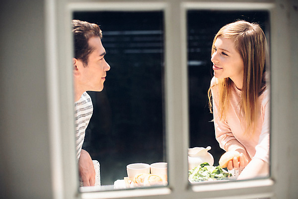 포토 JPG 주간 외국인 커플 여자 남자 커플라이프 사랑 미소 앉기 상반신 20대 성인 야외 두명 옆모습 마주보기 정원 식사 다정 창가 브런치 성인만 국내포토 자연요소 라이프스타일 감정 뷰포인트 컨셉 창문 관계 모션 표정 사람 인종 청년 파일형식