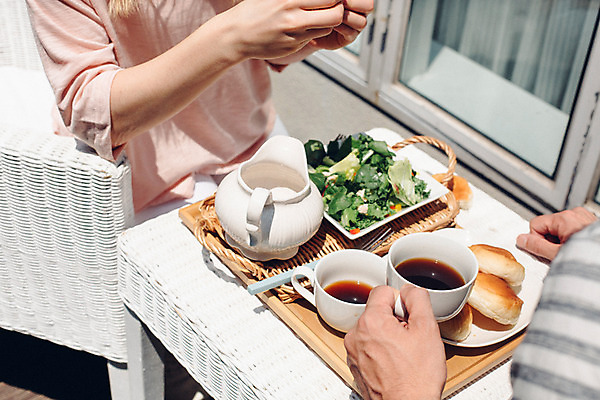 포토 JPG 주간 외국인 커플 여자 남자 커피 음식 빵 커플라이프 앉기 상반신 20대 성인 야외 두명 정원 성인만 국내포토 자연요소 라이프스타일 음료 관계 모션 사람 인종 청년 파일형식