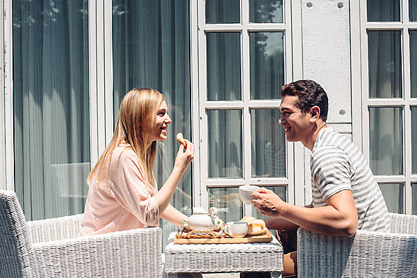 포토 JPG 주간 외국인 커플 여자 남자 커플라이프 사랑 미소 앉기 상반신 20대 성인 야외 두명 옆모습 마주보기 정원 다정 창가 브런치 성인만 국내포토 자연요소 라이프스타일 감정 뷰포인트 컨셉 창문 관계 모션 표정 사람 인종 청년 식사 파일형식