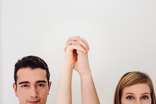 포토 JPG 외국인 커플 여자 남자 커플라이프 실내 사랑 상반신 20대 성인 두명 앞모습 손잡기 다정 성인만 국내포토 라이프스타일 감정 뷰포인트 컨셉 관계 모션 사람 인종 청년 내부 파일형식