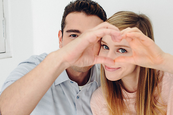 포토 JPG 외국인 커플 여자 남자 커플라이프 실내 사랑 서기 미소 상반신 20대 성인 두명 앞모습 다정 손하트 성인만 국내포토 라이프스타일 감정 뷰포인트 컨셉 관계 모션 표정 사람 인종 손짓 청년 내부 파일형식