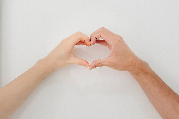 포토 JPG 외국인 커플 여자 남자 커플라이프 실내 사랑 20대 성인 두명 신체부위 팔 손하트 성인만 국내포토 라이프스타일 감정 관계 사람 인종 손짓 청년 내부 파일형식