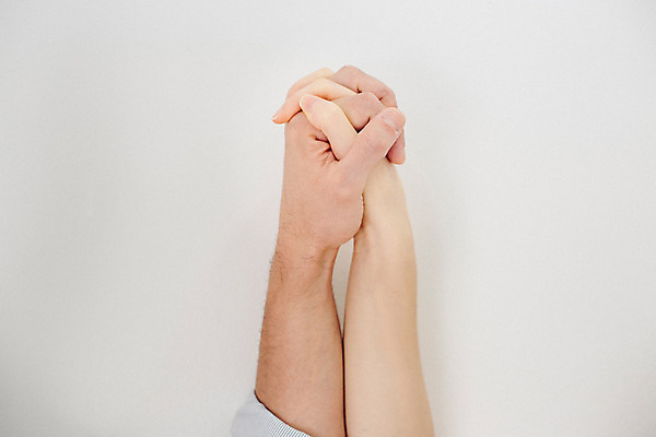 포토 JPG 외국인 커플 여자 남자 커플라이프 실내 사랑 20대 성인 두명 신체부위 손잡기 팔 성인만 국내포토 라이프스타일 감정 관계 모션 사람 인종 청년 내부 파일형식