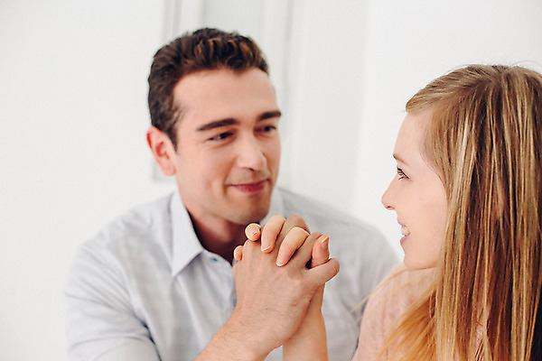 포토 JPG 외국인 커플 여자 남자 행복 커플라이프 실내 사랑 서기 미소 상반신 20대 성인 두명 앞모습 마주보기 손잡기 다정 성인만 국내포토 라이프스타일 감정 뷰포인트 컨셉 관계 모션 표정 사람 인종 청년 내부 파일형식