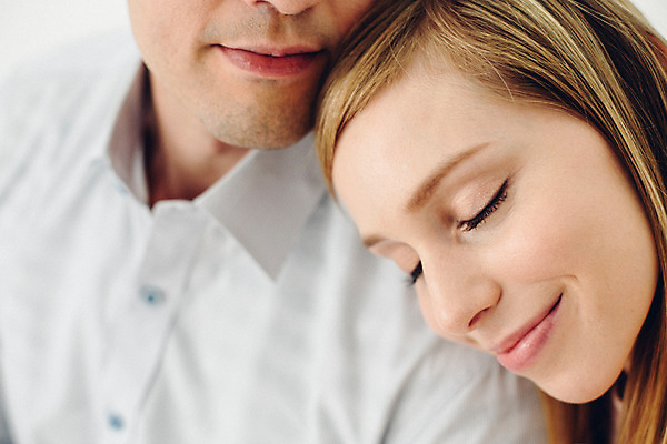 포토 JPG 외국인 커플 여자 남자 여유 커플라이프 휴식 실내 사랑 앉기 상반신 20대 성인 두명 앞모습 눈감음 기댐 다정 성인만 국내포토 라이프스타일 감정 뷰포인트 컨셉 관계 모션 사람 인종 청년 내부 파일형식