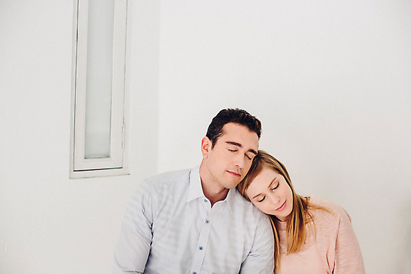 포토 JPG 외국인 커플 여자 남자 여유 커플라이프 휴식 실내 사랑 앉기 상반신 20대 성인 두명 앞모습 눈감음 기댐 다정 성인만 국내포토 라이프스타일 감정 뷰포인트 컨셉 관계 모션 사람 인종 청년 내부 파일형식