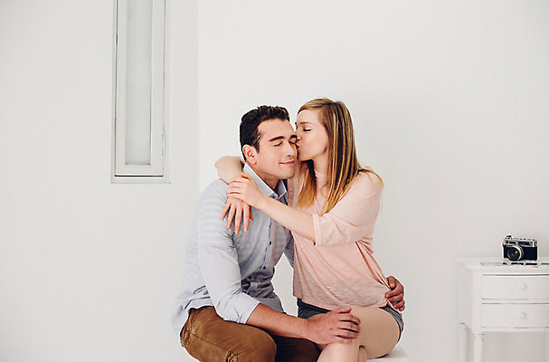 포토 JPG 외국인 커플 여자 남자 커플라이프 키스 실내 사랑 앉기 상반신 20대 성인 두명 앞모습 눈감음 다정 성인만 국내포토 라이프스타일 감정 뷰포인트 컨셉 관계 모션 사람 인종 청년 내부 애정표현 파일형식