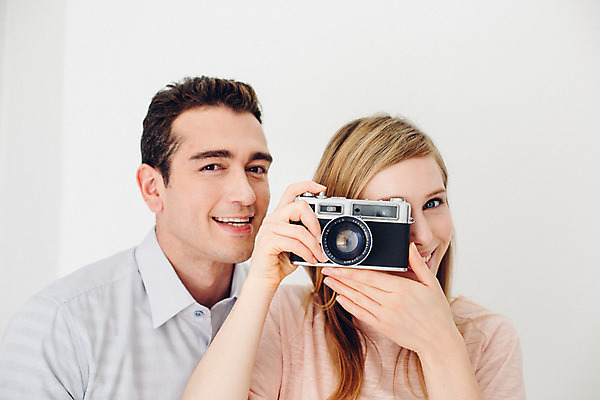 포토 JPG 외국인 커플 여자 남자 커플라이프 실내 사랑 미소 들기 상반신 20대 성인 두명 앞모습 카메라 사진촬영 다정 성인만 국내포토 라이프스타일 감정 뷰포인트 컨셉 관계 모션 표정 사람 인종 청년 내부 전자제품 촬영 파일형식