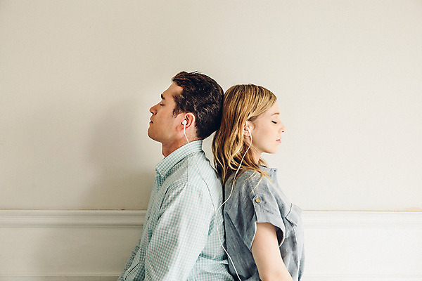 포토 JPG 외국인 커플 여자 남자 음악 커플라이프 이어폰 실내 사랑 상반신 20대 성인 두명 옆모습 눈감음 다정 듣기 등맞대기 성인만 국내포토 라이프스타일 감정 뷰포인트 음향기기 컨셉 관계 모션 문화예술 사람 인종 청년 내부 파일형식