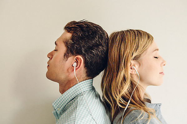 포토 JPG 외국인 커플 여자 남자 음악 커플라이프 이어폰 실내 사랑 상반신 20대 성인 두명 옆모습 눈감음 다정 듣기 등맞대기 성인만 국내포토 라이프스타일 감정 뷰포인트 음향기기 컨셉 관계 모션 문화예술 사람 인종 청년 내부 파일형식