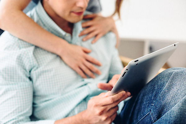 포토 JPG 외국인 커플 여자 남자 커플라이프 실내 사랑 들기 상반신 20대 성인 두명 앞모습 태블릿 다정 웹서핑 성인만 국내포토 라이프스타일 감정 뷰포인트 컨셉 관계 모션 사람 인종 청년 내부 전자제품 스마트기기 파일형식