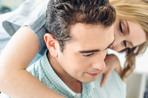 포토 JPG 외국인 커플 여자 남자 커플라이프 실내 사랑 상반신 20대 성인 두명 다정 웹서핑 백허그 성인만 국내포토 라이프스타일 감정 컨셉 관계 포옹 사람 인종 청년 내부 파일형식