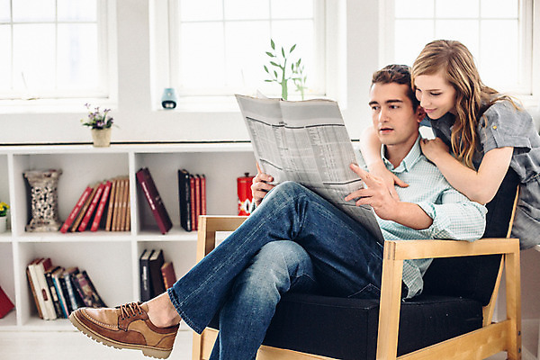 포토 JPG 전신 외국인 커플 여자 남자 여유 커플라이프 휴식 실내 사랑 서기 들기 앉기 상반신 20대 성인 두명 앞모습 다정 신문 성인만 국내포토 라이프스타일 감정 뷰포인트 컨셉 관계 모션 사람 인종 청년 내부 간행물 뉴스 파일형식