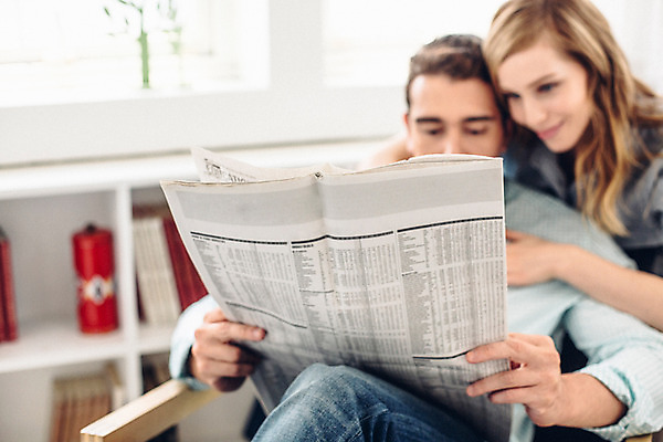 포토 JPG 외국인 커플 여자 남자 커플라이프 실내 들기 앉기 상반신 20대 성인 두명 앞모습 다정 신문 성인만 국내포토 라이프스타일 뷰포인트 컨셉 관계 모션 사람 인종 청년 내부 간행물 뉴스 파일형식