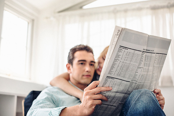 포토 JPG 외국인 커플 여자 남자 커플라이프 실내 들기 앉기 상반신 20대 성인 두명 앞모습 다정 신문 성인만 국내포토 라이프스타일 뷰포인트 컨셉 관계 모션 사람 인종 청년 내부 간행물 뉴스 파일형식