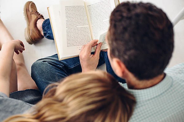 포토 JPG 전신 외국인 커플 여자 남자 여유 커플라이프 휴식 실내 사랑 들기 앉기 20대 성인 두명 앞모습 책 기댐 다정 읽기 성인만 국내포토 라이프스타일 감정 뷰포인트 컨셉 관계 모션 사람 인종 청년 내부 파일형식