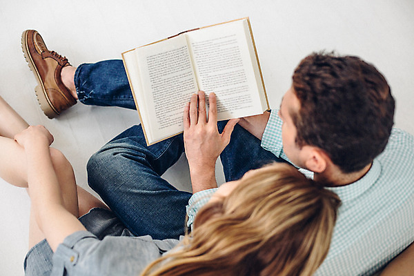 포토 JPG 전신 외국인 커플 여자 남자 커플라이프 실내 들기 앉기 20대 성인 두명 책 다정 성인만 국내포토 라이프스타일 컨셉 관계 모션 사람 인종 청년 내부 파일형식