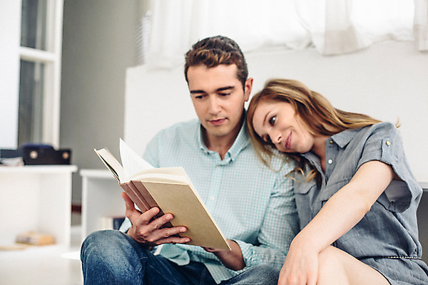 포토 JPG 외국인 커플 여자 남자 여유 커플라이프 휴식 실내 사랑 들기 앉기 상반신 20대 성인 두명 앞모습 책 기댐 다정 성인만 국내포토 라이프스타일 감정 뷰포인트 컨셉 관계 모션 사람 인종 청년 내부 파일형식