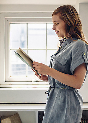 포토 JPG 외국인 우먼라이프 여자 여유 휴식 실내 한명 서기 들기 상반신 20대 성인 옆모습 책 읽기 여자만 성인여자한명만 국내포토 1 라이프스타일 감정 뷰포인트 컨셉 모션 사람 인종 청년 내부 여자한명만 성인여자만 파일형식