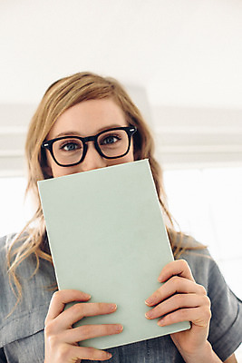 포토 JPG 외국인 우먼라이프 여자 여유 휴식 실내 한명 서기 들기 상반신 20대 성인 앞모습 책 가림 성인여자한명만 안경낌 국내포토 1 라이프스타일 감정 안경 뷰포인트 컨셉 모션 사람 인종 청년 내부 여자한명만 성인여자만 파일형식