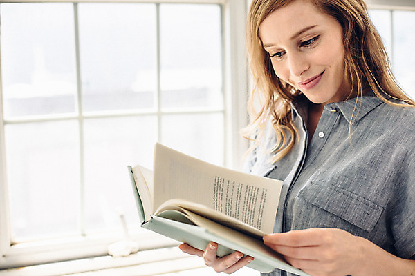 포토 JPG 외국인 우먼라이프 여자 여유 휴식 실내 한명 미소 들기 상반신 20대 성인 옆모습 책 성인여자한명만 국내포토 1 라이프스타일 감정 뷰포인트 컨셉 모션 표정 사람 인종 청년 내부 여자한명만 성인여자만 파일형식