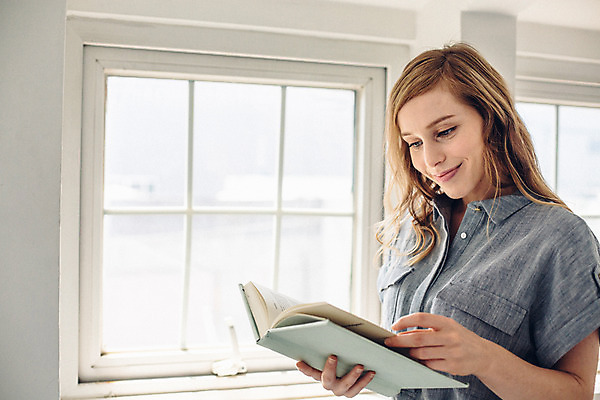 포토 JPG 외국인 우먼라이프 여자 여유 휴식 실내 한명 서기 미소 들기 상반신 20대 성인 옆모습 책 성인여자한명만 국내포토 1 라이프스타일 감정 뷰포인트 컨셉 모션 표정 사람 인종 청년 내부 여자한명만 성인여자만 파일형식