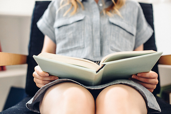 포토 JPG 외국인 우먼라이프 여자 여유 휴식 실내 한명 들기 앉기 상반신 20대 성인 앞모습 책 성인여자한명만 국내포토 1 라이프스타일 감정 뷰포인트 컨셉 모션 사람 인종 청년 내부 여자한명만 성인여자만 파일형식