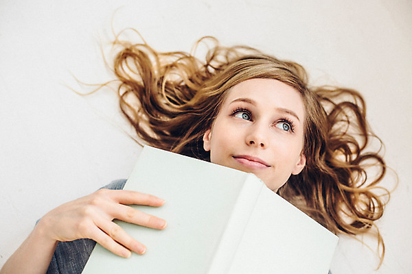 포토 JPG 외국인 우먼라이프 여자 여유 휴식 실내 한명 들기 상반신 20대 성인 앞모습 책 하이앵글 눕기 성인여자한명만 국내포토 1 라이프스타일 감정 뷰포인트 컨셉 모션 사람 인종 청년 내부 여자한명만 성인여자만 파일형식