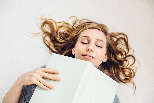 포토 JPG 외국인 우먼라이프 여자 여유 휴식 실내 한명 들기 상반신 20대 성인 앞모습 책 하이앵글 눕기 눈감음 성인여자한명만 국내포토 1 라이프스타일 감정 뷰포인트 컨셉 모션 사람 인종 청년 내부 여자한명만 성인여자만 파일형식