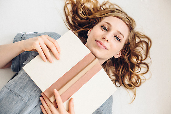 포토 JPG 외국인 우먼라이프 여자 여유 휴식 실내 한명 들기 상반신 20대 성인 앞모습 책 하이앵글 눕기 성인여자한명만 국내포토 1 라이프스타일 감정 뷰포인트 컨셉 모션 사람 인종 청년 내부 여자한명만 성인여자만 파일형식