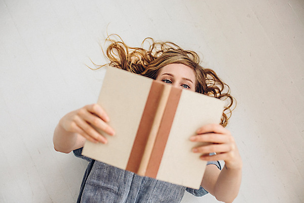 포토 JPG 외국인 우먼라이프 여자 여유 휴식 실내 한명 들기 상반신 20대 성인 앞모습 책 하이앵글 눕기 성인여자한명만 국내포토 1 라이프스타일 감정 뷰포인트 컨셉 모션 사람 인종 청년 내부 여자한명만 성인여자만 파일형식