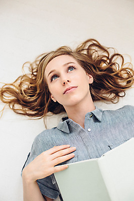 포토 JPG 외국인 우먼라이프 여자 여유 휴식 실내 한명 들기 상반신 20대 성인 앞모습 책 하이앵글 눕기 성인여자한명만 국내포토 1 라이프스타일 감정 뷰포인트 컨셉 모션 사람 인종 청년 내부 여자한명만 성인여자만 파일형식