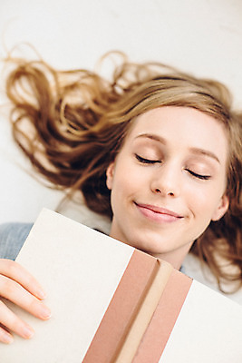 포토 JPG 외국인 우먼라이프 여자 여유 휴식 실내 한명 미소 들기 상반신 20대 성인 앞모습 책 하이앵글 눕기 잠 성인여자한명만 국내포토 1 라이프스타일 감정 뷰포인트 컨셉 모션 표정 사람 인종 청년 내부 여자한명만 성인여자만 파일형식