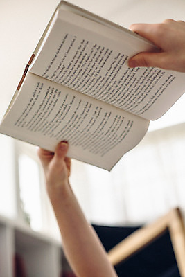 포토 JPG 외국인 우먼라이프 손 여자 여유 휴식 실내 한명 들기 상반신 20대 성인 신체부위 책 눕기 독서 국내포토 1 라이프스타일 감정 컨셉 모션 사람 인종 청년 내부 파일형식