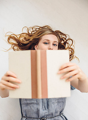 포토 JPG 외국인 우먼라이프 여자 여유 휴식 실내 한명 들기 상반신 20대 성인 앞모습 책 하이앵글 눕기 독서 성인여자한명만 국내포토 1 라이프스타일 감정 뷰포인트 컨셉 모션 사람 인종 청년 내부 여자한명만 성인여자만 파일형식