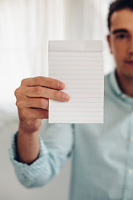 포토 JPG 외국인 남자 맨라이프 실내 한명 서기 들기 상반신 20대 성인 앞모습 아웃포커스 메모지 성인남자한명만 국내포토 1 라이프스타일 뷰포인트 모션 촬영기법 사람 인종 청년 내부 사무용품 남자한명만 성인남자만 파일형식