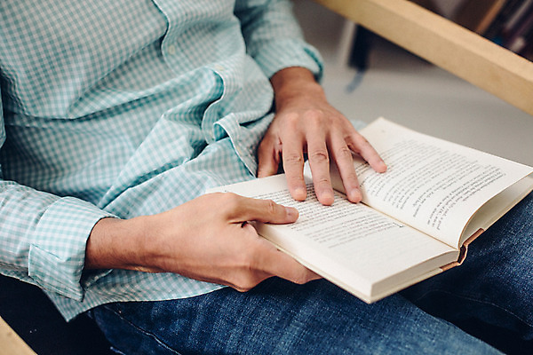 포토 JPG 외국인 남자 여유 맨라이프 휴식 실내 한명 들기 앉기 상반신 20대 성인 앞모습 책 성인남자한명만 국내포토 1 라이프스타일 감정 뷰포인트 컨셉 모션 사람 인종 청년 내부 남자한명만 성인남자만 파일형식