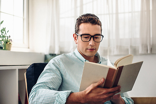 포토 JPG 외국인 남자 여유 맨라이프 휴식 실내 한명 들기 앉기 상반신 20대 성인 앞모습 책 성인남자한명만 안경낌 국내포토 1 라이프스타일 감정 안경 뷰포인트 컨셉 모션 사람 인종 청년 내부 남자한명만 성인남자만 파일형식