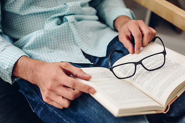 포토 JPG 외국인 남자 안경 여유 맨라이프 휴식 실내 한명 들기 앉기 상반신 20대 성인 앞모습 책 성인남자한명만 국내포토 1 라이프스타일 잡화 감정 뷰포인트 컨셉 모션 사람 인종 청년 내부 남자한명만 성인남자만 파일형식