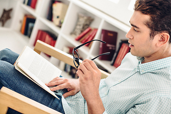 포토 JPG 외국인 남자 안경 여유 맨라이프 휴식 실내 한명 들기 앉기 상반신 20대 성인 옆모습 책 독서 읽기 성인남자한명만 국내포토 1 라이프스타일 잡화 감정 뷰포인트 컨셉 모션 사람 인종 청년 내부 남자한명만 성인남자만 파일형식