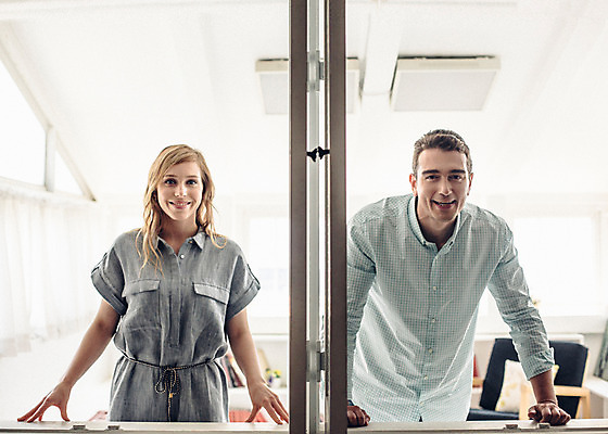포토 JPG 외국인 커플 여자 남자 커플라이프 실내 사랑 서기 미소 상반신 20대 성인 두명 앞모습 다정 성인만 국내포토 라이프스타일 감정 뷰포인트 컨셉 관계 모션 표정 사람 인종 청년 내부 파일형식