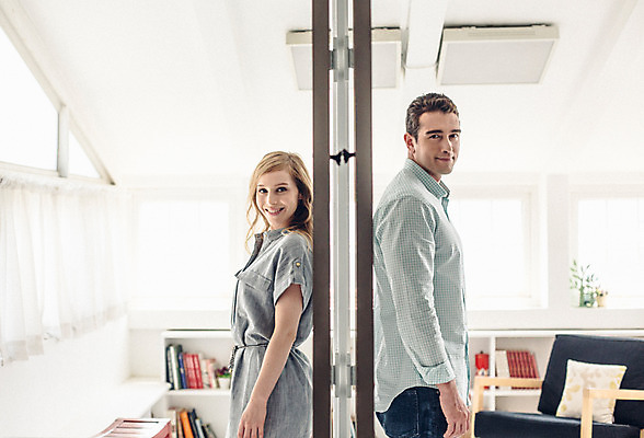 포토 JPG 외국인 커플 여자 남자 행복 커플라이프 실내 사랑 서기 미소 상반신 20대 성인 두명 옆모습 성인만 국내포토 라이프스타일 감정 뷰포인트 관계 모션 표정 사람 인종 청년 내부 파일형식