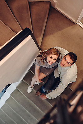 포토 JPG 전신 외국인 커플 여자 남자 커플라이프 실내 사랑 미소 앉기 20대 성인 두명 하이앵글 계단 다정 올려보기 성인만 국내포토 라이프스타일 감정 뷰포인트 컨셉 관계 모션 표정 사람 인종 청년 내부 파일형식