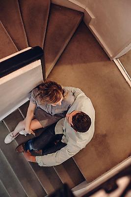 포토 JPG 전신 외국인 커플 여자 남자 커플라이프 실내 사랑 미소 앉기 20대 성인 두명 하이앵글 계단 다정 성인만 국내포토 라이프스타일 감정 뷰포인트 컨셉 관계 모션 표정 사람 인종 청년 내부 파일형식