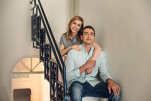 포토 JPG 외국인 커플 여자 남자 커플라이프 실내 사랑 미소 앉기 상반신 20대 성인 두명 앞모습 계단 다정 성인만 국내포토 라이프스타일 감정 뷰포인트 컨셉 관계 모션 표정 사람 인종 청년 내부 파일형식