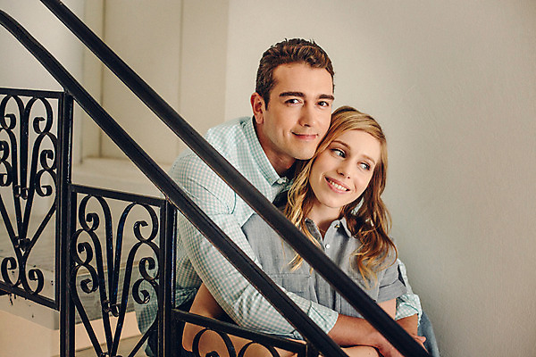 포토 JPG 외국인 커플 여자 남자 커플라이프 포옹 실내 사랑 미소 상반신 20대 성인 두명 앞모습 계단 다정 성인만 국내포토 라이프스타일 감정 뷰포인트 컨셉 관계 안기 표정 사람 인종 청년 내부 파일형식